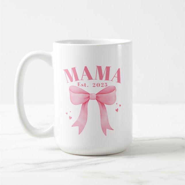 Mug Coquette Rose Mama Est. 2025 Fête des mères de la  (Gauche)