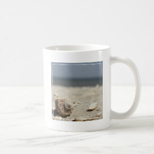 Mug Coquillages sur le sable par la mer