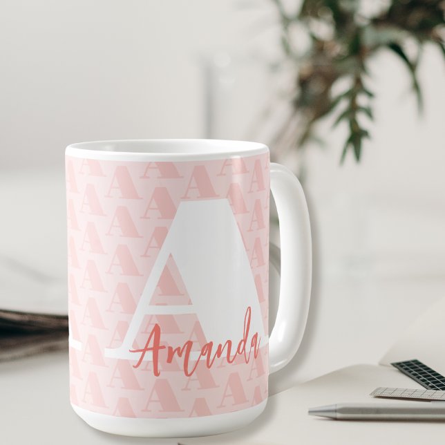 Mug Corail moderne Initial Gras Blanc Script (Créateur téléchargé)