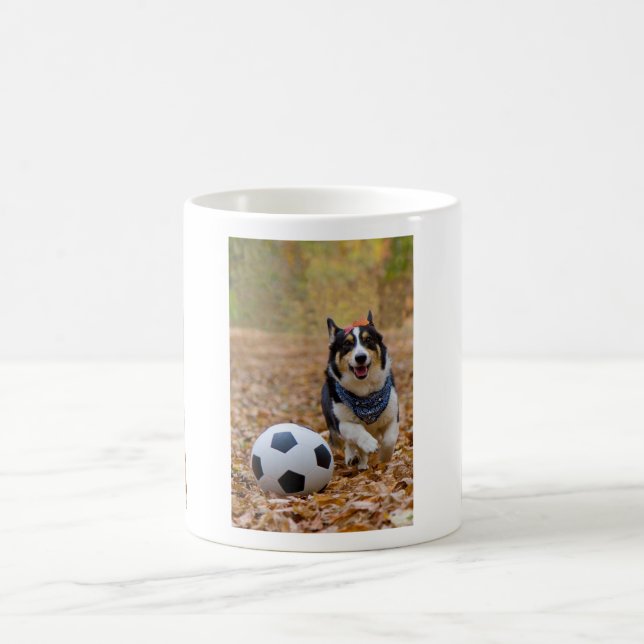 Mug Corgi jouant au football (Centre)