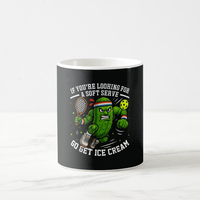 Mug Cornichon drôle jouant au pickleball (Centre)