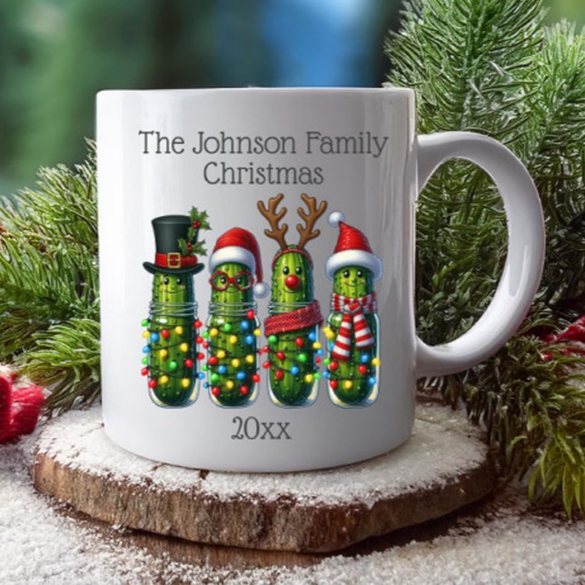 Mug Cornichons de Noël drôles Nom de famille (Funny Christmas pickles family name and date mug for the holidays)