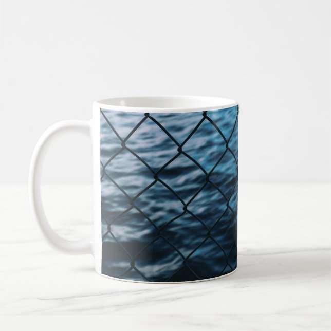 Mug Corps d'eau devant la clôture de la chaîne (Gauche)