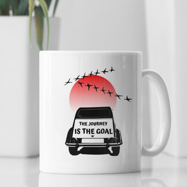 Mug Coucher de soleil Oldtimer 2CV - Le voyage est le  (2CV Mug in White with a Red Sunset and Birds Illustration)