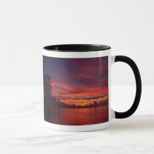Mug Coucher du soleil en mer avec les nuages foncés