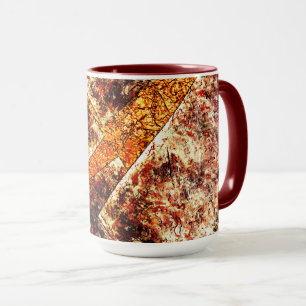 Mug Couches sales ou rouillées désorganisées sur marbr