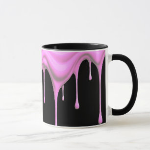 Mug Coulure de peinture rose sur fond noir.