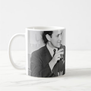 Mug Couple assis ensemble dans un restaurant flirtant 