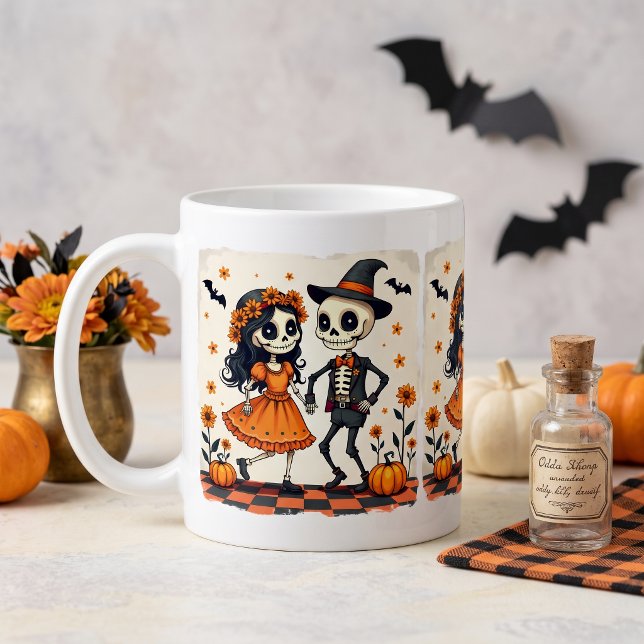Mug Couple de squelettes mignons d'Halloween en orange (Cute Halloween Skeleton Couple in Orange Coffee Mug)