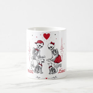 Mug Couple de squelettes nourrissant un chien et un ch