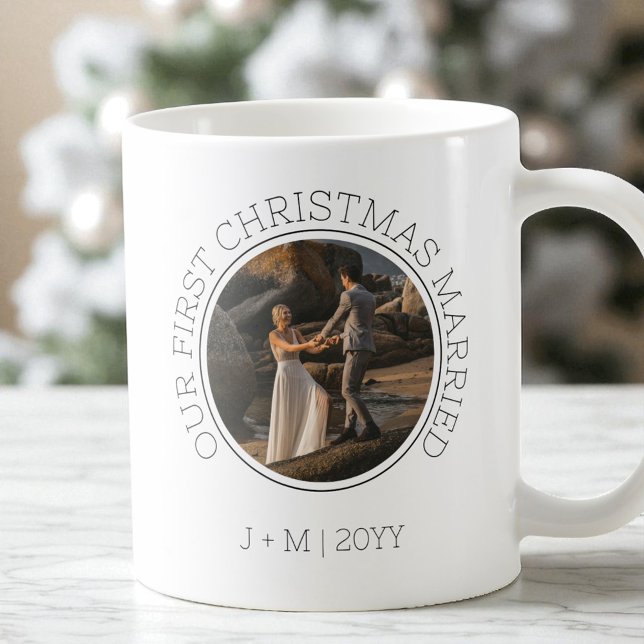 Mug Couple minimum 2 photo Notre premier Noël Marié (Minimal Couple 2 Photo Our First Christmas Married Coffee Mug)