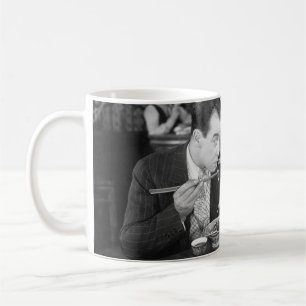 Mug Couple partageant une nouille dans un restaurant v