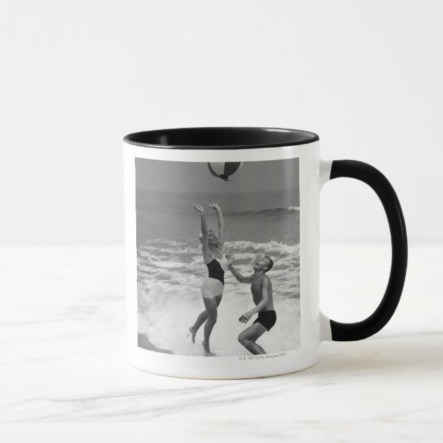 Mug Couples jouant avec un Beachball (Droite)