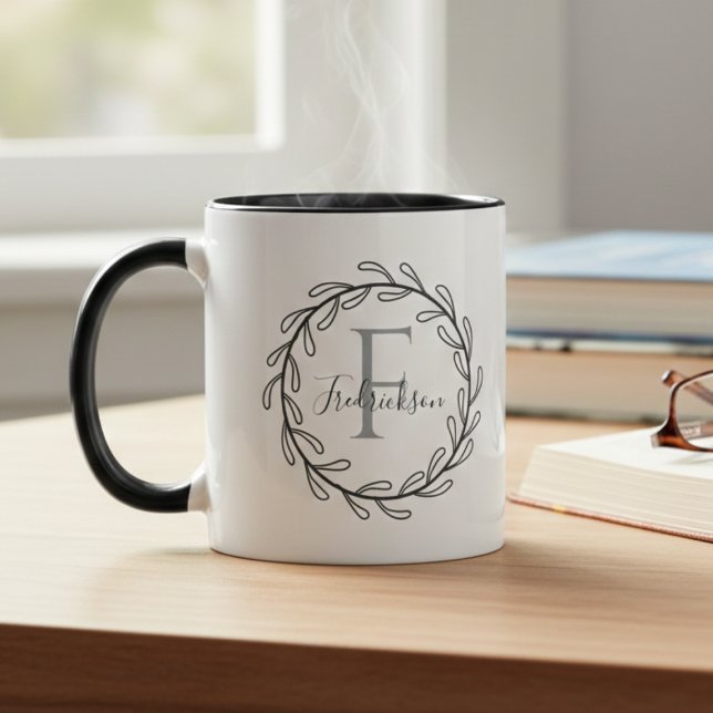 Mug Couronne botanique de bienvenue avec monogramme de (Elegant monogram family wreath mug—perfect housewarming gift idea for a new home.)