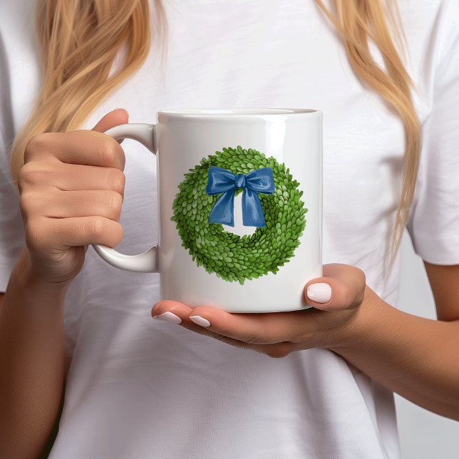 Mug Couronne de buis avec céramique à ruban bleu  (personalized boxwood wreath with blue bow custom name)