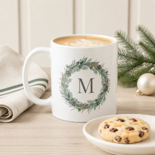 Mug Couronne de cônes de pin hivernale avec monogramme