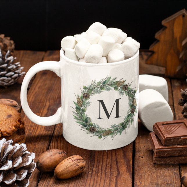 Mug Couronne de cônes de pin hivernale avec monogramme (Créateur téléchargé)