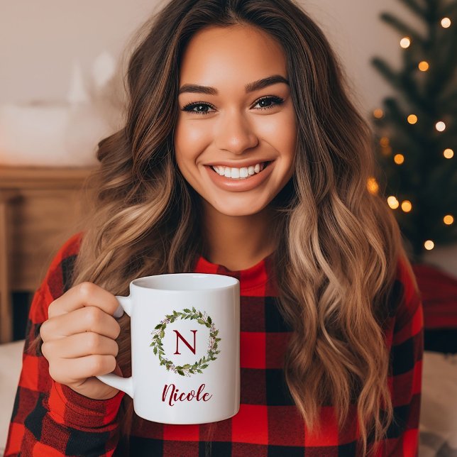 Mug Couronne de verdure des Fêtes avec monogramme de f (Créateur téléchargé)
