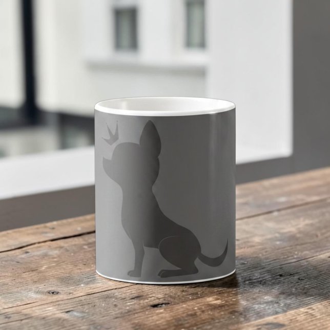 Mug Couronne majestueuse de Chihuahua, amateur de chie (A chihuahua silhouette wearing a crown, on a mug sitting on a wood table.)