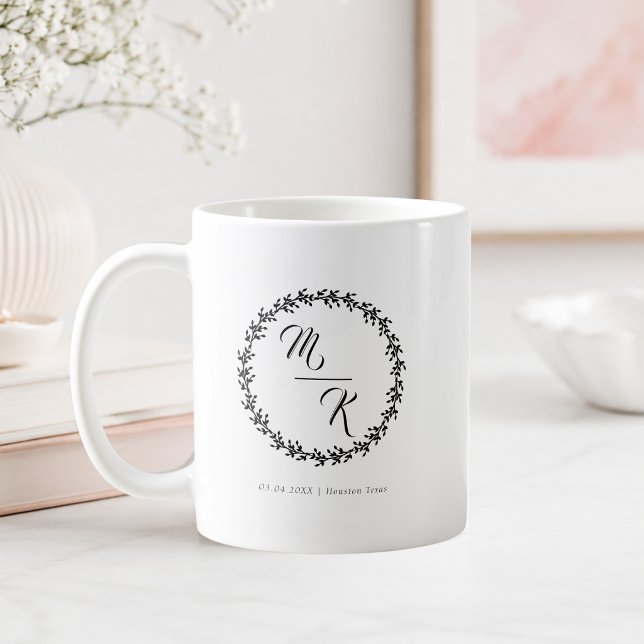 Mug Couronne noire de monogramme classique élégant (Elegant Classic Monogram Black Wreath Coffee Mug)