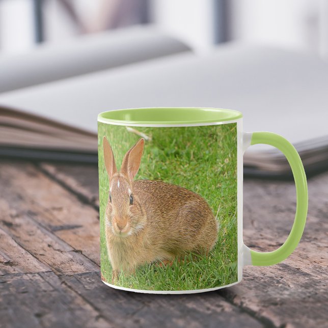 Mug Couteau Bunny Chewing Greens sur le Golf Fairway (Cute Bunny Eating Grass on Fairway Green 11 oz Coffee Mug Cover Photo.)