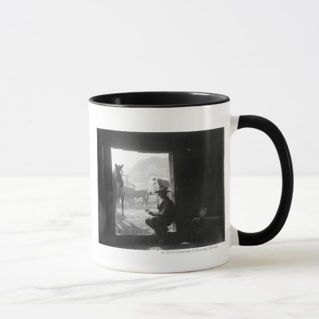 Mug Cowboy dans une porte avec des chevaux (Droite)
