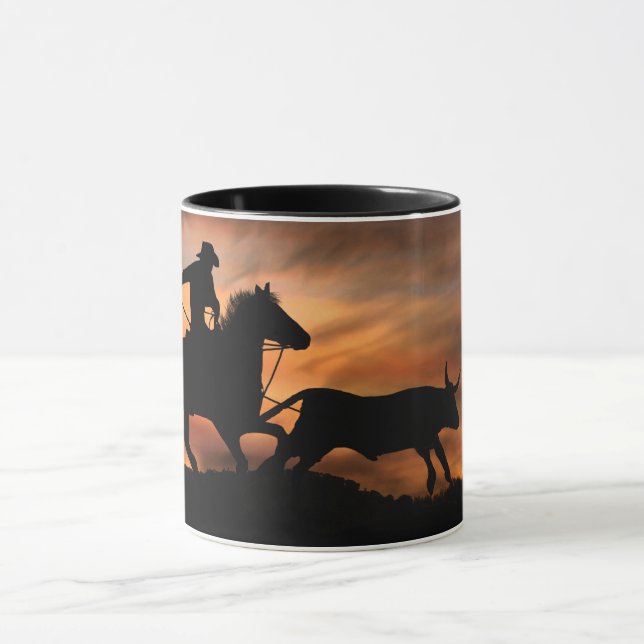 Mug Cowboy et Steer Roping au coucher du soleil (Centre)