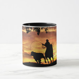 Mug Cowboy Roping Steer au coucher du soleil