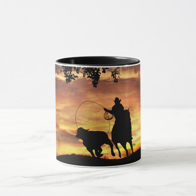 Mug Cowboy Roping Steer au coucher du soleil (Centre)