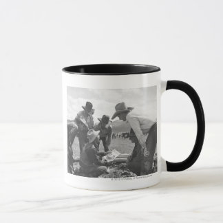Mug Cowboys regardant une magazine