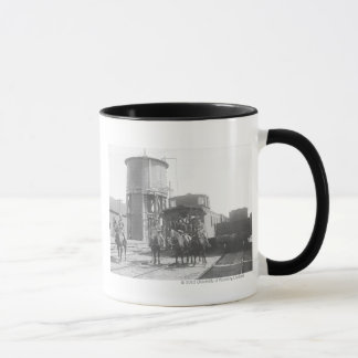 Mug Cowboys sur des chevaux posant devant un train
