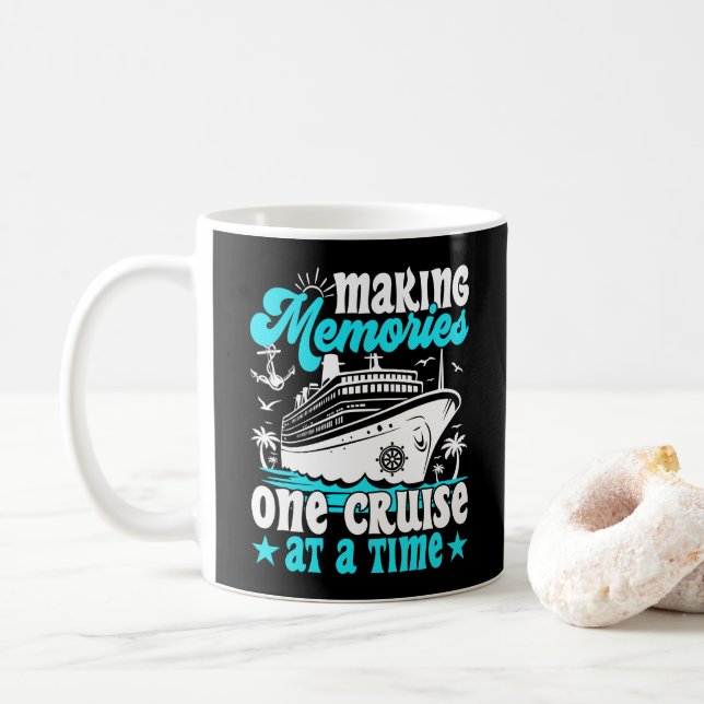 Mug Créer des souvenirs une croisière à la fois, crois (Avec donut)