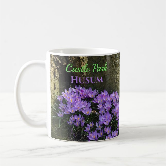 Mug Crocus pourpres en Fleur, Husum, Allemagne (Gauche)
