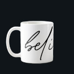 Mug Croire la typographie manuscrite de script<br><div class="desc">Croire Typographie manuscrite de script Un seul mot peut tout dire. Ce design minimaliste a été conçu autour de toute la tasse dans un style d'écriture informelle. Le texte peut être changé en une couleur différente si vous le souhaitez.</div>