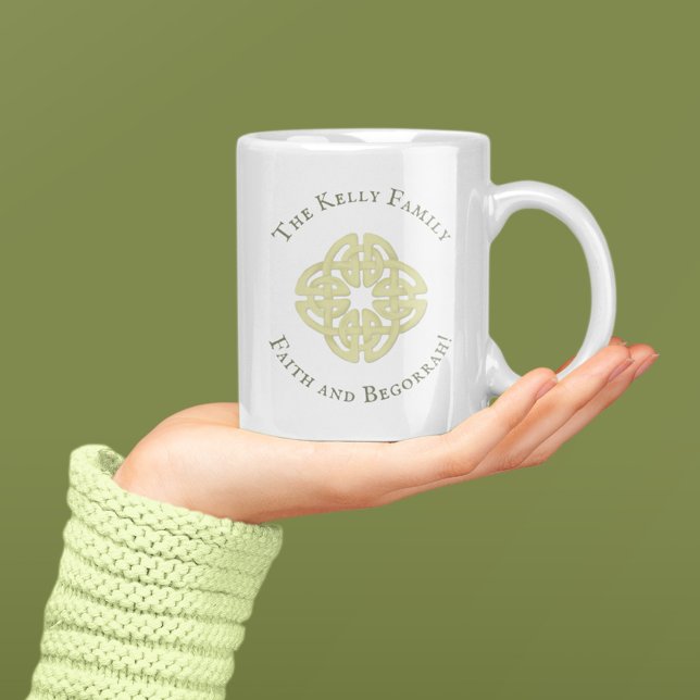 Mug Croix celtique d'or classique foi et Begorrah (Créateur téléchargé)
