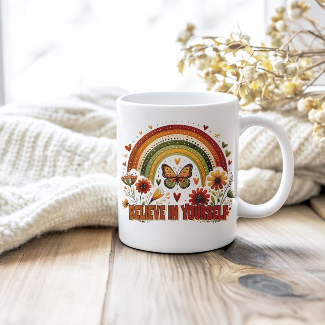 Mug Croyez en vous-même Boho Arc-en-ciel Fleurs papill (Believe in Yourself Boho Rainbow Flowers Butterfy Coffee Mug on a neutral cozy wooden table.)