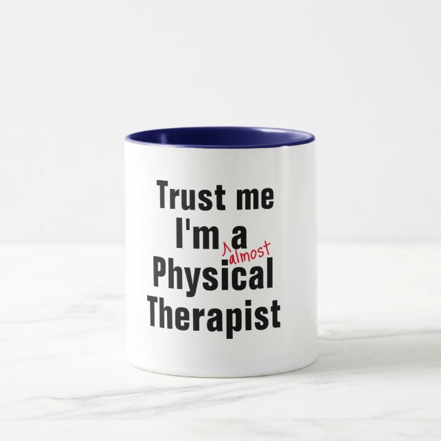 Mug croyez-moi je suis presque physiothérapeute Pun Fu (Centre)