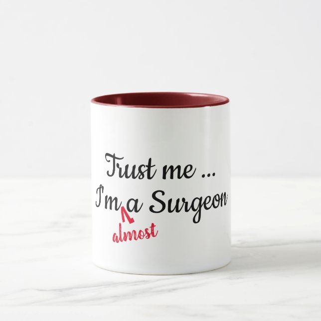 Mug croyez-moi, je suis presque un médecin chirurgien  (Centre)