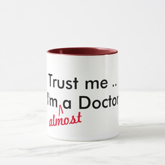 Mug croyez-moi, je suis presque un médecin, un jeu de  (Centre)