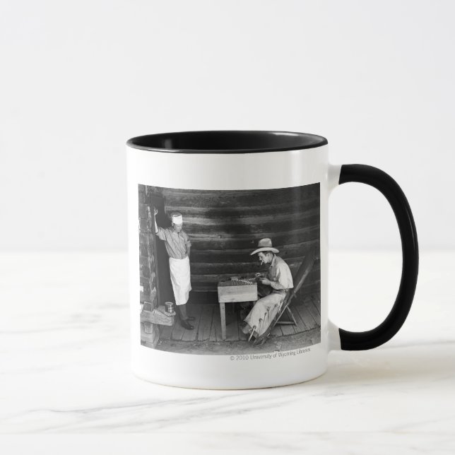 Mug Cuisinier observant un cowboy jouer aux cartes (Droite)