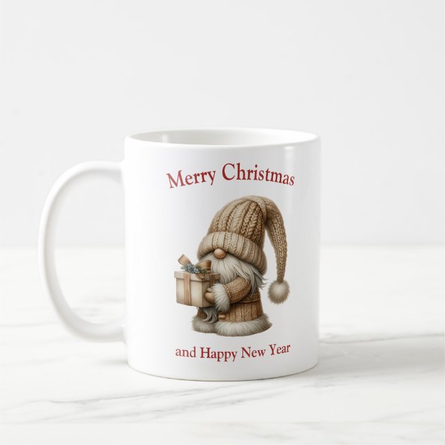 Mug Cute Christmas knitted ivory gnome with present (Gauche)
