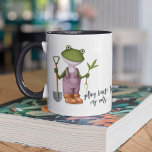 Mug Cute Funny Frog Gardening Nom personnalisé<br><div class="desc">Cute Funny Frog Gardening Personnalisé Nom Café Tea Mug présente un drôle de dessin d'un jardinage de grenouille avec le texte "revenir à mes racines" dans le script moderne. Personnalisé avec votre nom personnalisé en modifiant le texte dans la zone de texte fournie. Cadeaux parfaits pour Noël, anniversaire, jardiniers, fête...</div>