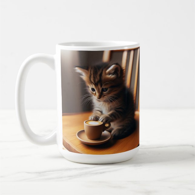 Mug Cute Kitten assis dans une chaise avec une tasse. (Gauche)