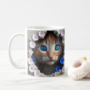 Mug Cute Kitten Peeking à travers un trou dans le mur