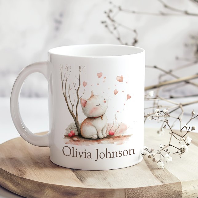 Mug Cute Kitten personnalisé avec les coeurs (Personalized Cute Kitten with Hearts Coffee Mug on a boho kitchen table with tiny white flowers)