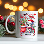 Mug Cute Koala Chirstmas Nom personnalisé<br><div class="desc">Cute Koala Chirstmas Nom Personnalisé Holiday Mug présente une jolie Koala portant un chapeau de Père Noël et une écharpe avec un sac Père Noël. Parfait pour les cadeaux de Noël,  fêtes de Noël et fêtes de fin d'année,  anniversaires et plus encore. Créé par Evco Studio www.zazzle.com/store/evcostudio</div>