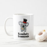 Mug Cute Koala Pun Koalaty Groomsman<br><div class="desc">Une tasse avec un mignon ours koala dans un chapeau noir avec un ruban rouge. Ambiance et fureur. Texte dit Koalaty Groomsman. Drôle jeu de mots.</div>