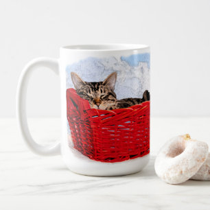 Mug Cute Sleeping Kitten Dans Panier Rouge Lumineux Ph