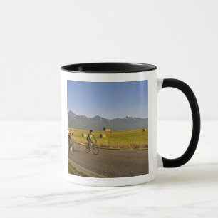 Mug Cyclistes sur route descendent une route rurale