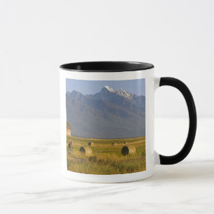 Mug Cyclistes sur route dévalent une route de campagne